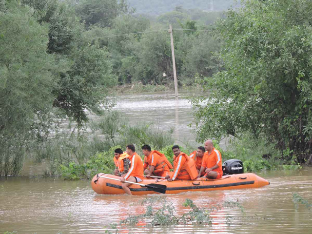 सिरोही जिले के प्रभारी मंत्री कालका तालाब की पाल पर नेशनल डिजास्टर रैस्पोन्स टीम के सहायक कमाडेन्ट से बालक के शव को मिलने की संभावनाओं आदि के बारे में पूछते हुए। 43- 40-35-32- कालका तालाब में वर्षा के पानी में बालक को खोजते हुए नेशनल डिजास्टर रैस्पोन्स टीम के गोताखोर।