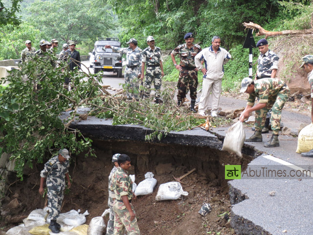 ARMY and CRPF Soldiers doing a commendable job in repairing road 