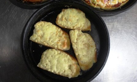 garlic-bread-at-pizza-crust