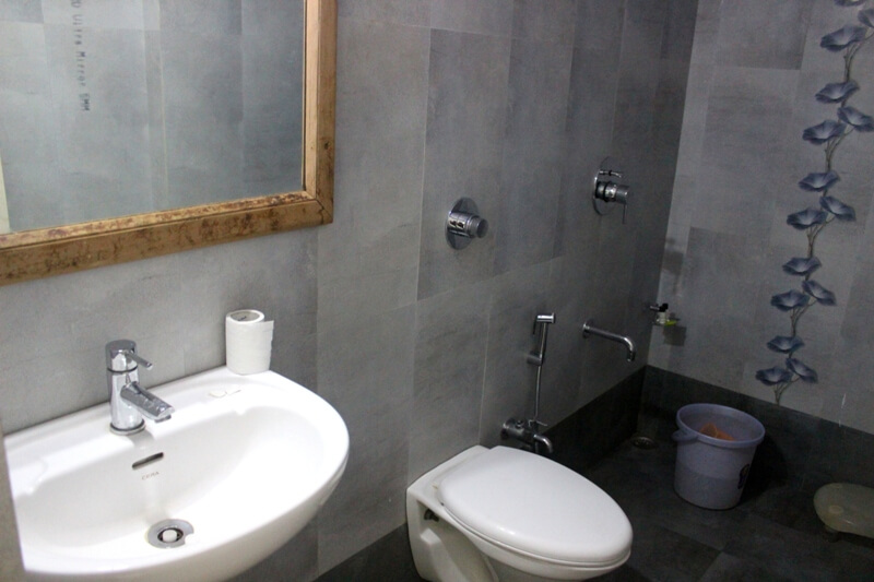 hotel-gorbandh-mount-abu-attached-bathroom