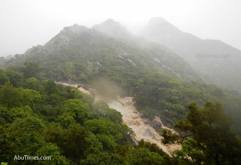 waterfalls in mount abu