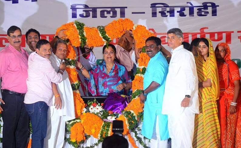 मुख्यमंत्री की अध्यक्षता में आबू विकास समिति की बैठक हुई, 101 किलो की फुल माला से माउंट आबू ने किया सी एम का स्वागत