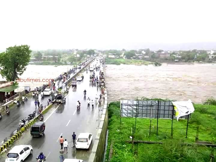 आबू रोड में नदिया उफ्फान पर, बिजली नेटवर्क भी गुल