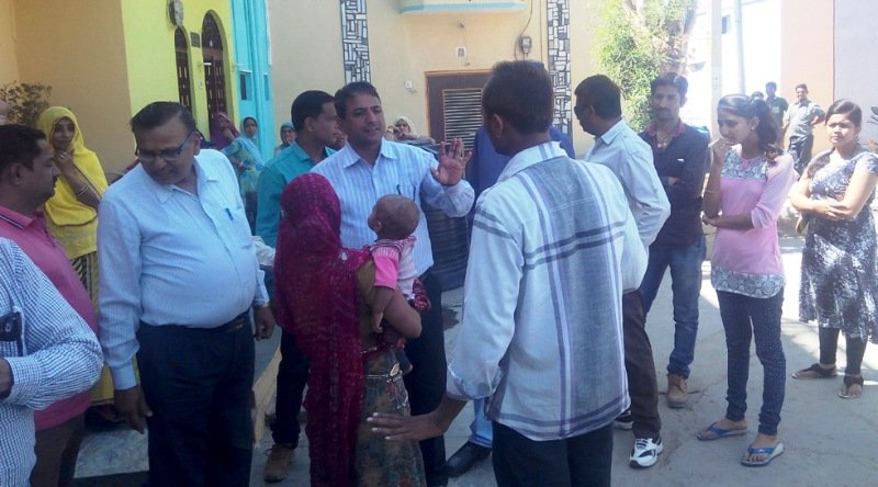 तंग गलियों में होद व अतिक्रमण बने आवागमन मे बाधक