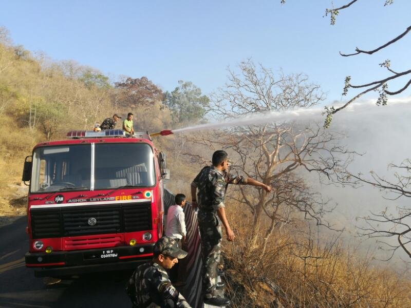 सीमा पर आंतकी से तो आबू में आग से, देश की रक्षा में सैनिक सबसे आगे [आबू में फिर लगी आग]