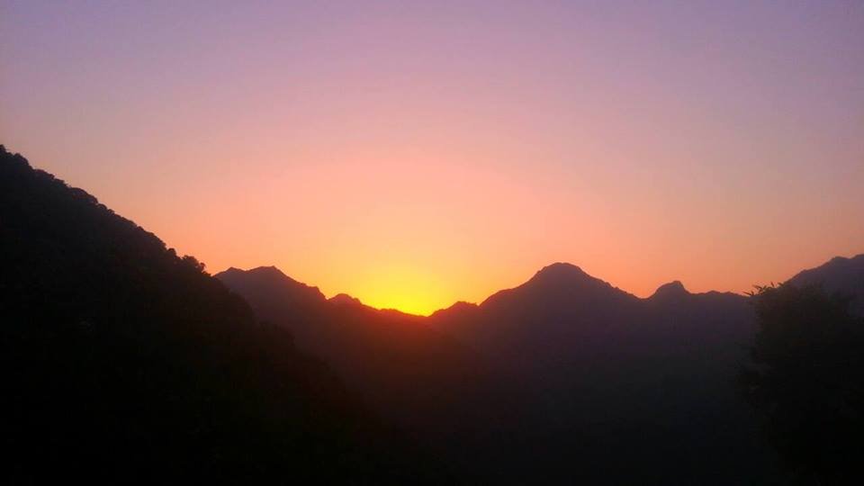 सैर-सपाटे के लिए आए सैलानियों को आबू पहुँचने पर हुुआ ठण्ड का अहसास