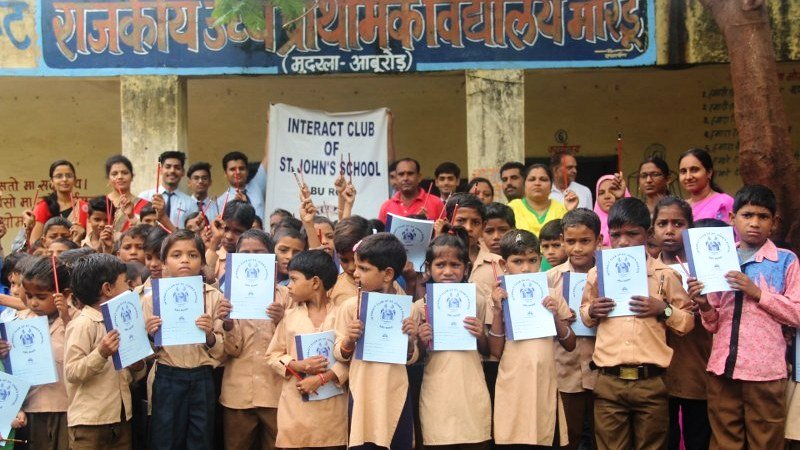 सेंट जाॅन्स स्कूल द्वारा अभ्यास पुस्तिका वितरित