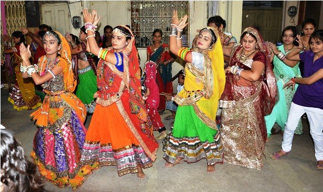डांडियों की खनखनाहट से गूंजे गरबा स्थल: आबुरोड