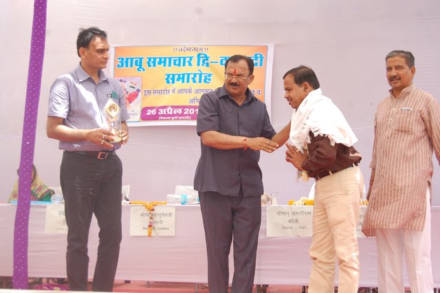 वासुदेव देवनानी ने न्यूज नेशन के संवाददाता अनिल कुमार ऐरन को सम्मानित किया