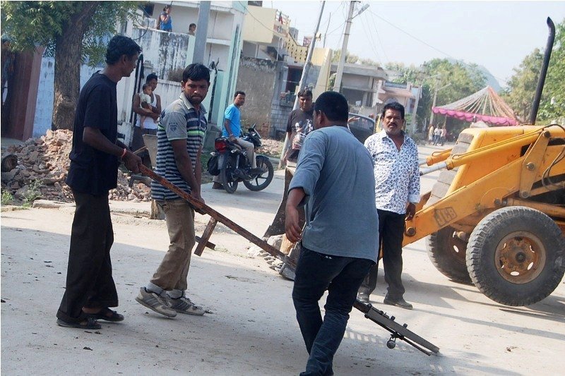 स्कूल मैदान मे हुये अतिक्रमण को किया ध्वस्त