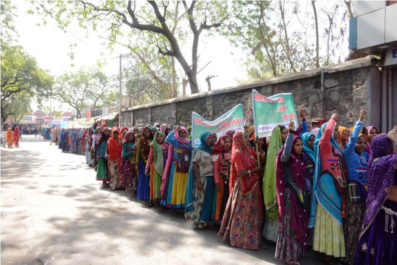 आदिवासी महिलाओ ने रेली निकाल किया महिला शक्ति का प्रदर्शन