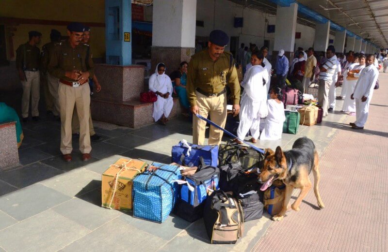 बम धमकी के चलते दुसरे दिन डॉग स्क्वॉयड के साथ पुलिस के आला अधिकारीयो ने की जांच