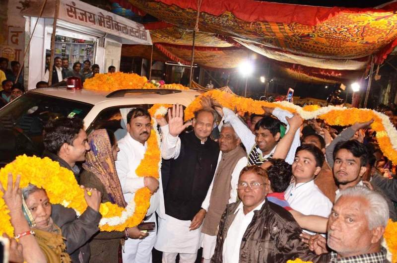 पूर्व सी.एम गहलोत ने आबूरोड जनता को संबोधित करते हुए कहा, राजे सरकार बदले की भावना से कार्य कर रही है