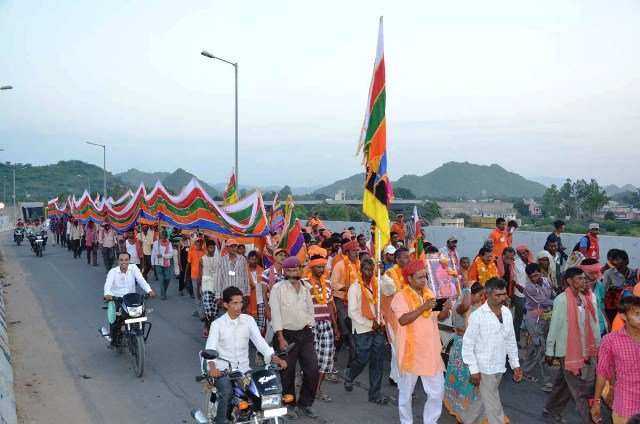 111 फीट लम्बी ध्वजा के साथ साढे तीन हजार श्रधालुओ का दल