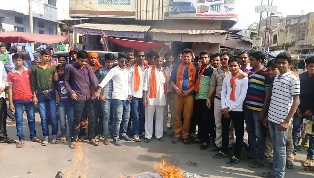 सिरोही में भी जे.एन.यु के विरोध में विहिप व बजरंग दल ने फूंका पुतला