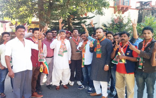 वार्ड स. 11 के भाजपा प्रत्याशी श्री सौरव गांगडिया जी एवं जग्सी राम का वार्ड दोरा