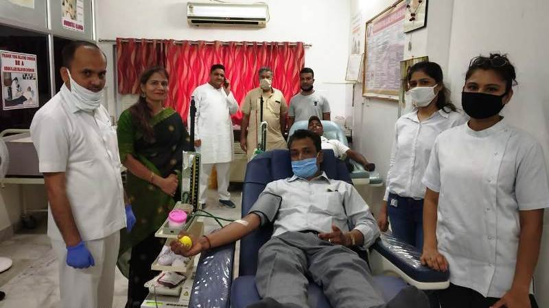 25 यूनिट रक्तदान करवाकर थेलेसिमिया बच्चो के  साथ मनाया अपना जन्मदिन