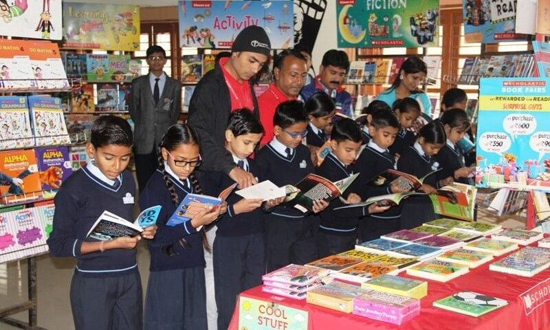 सेंट जाॅन्स स्कूल में पुस्तक मेला तथा एकल पाठ देश के साथ आयोजित