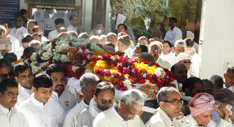 राजयोगी रमेश शाह के अंतिम दर्शनार्थ उमड़े श्रद्धालूगण
