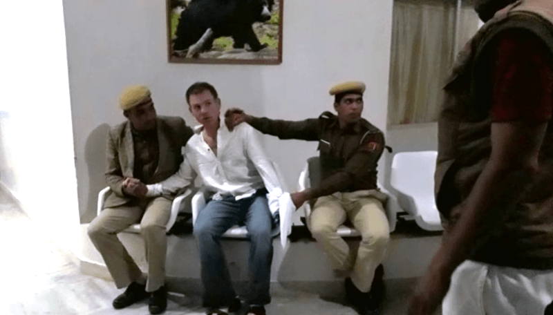विदेशी नागरिक ने  पुलिसकर्मी को किया घायल पांडव भवन में मचाया उत्पात [देखे विडियो]
