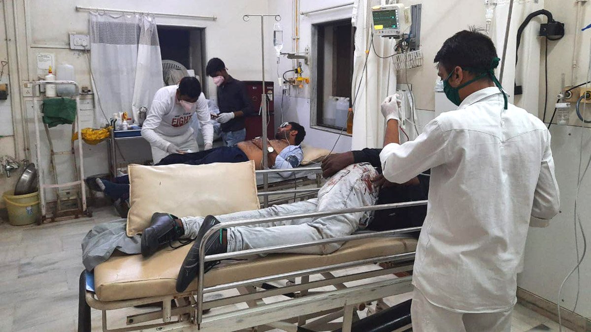 माउंट आबू मार्ग पर खाई में गिरी कार, घायलों का ट्रोमा सेंटर में इलाज़