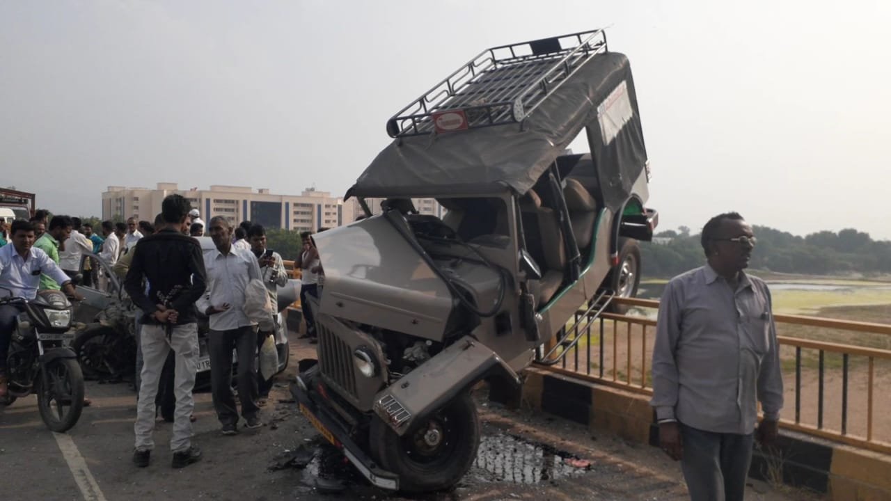 जीप कार कि आमने सामने भिडन्त, 8 घायल