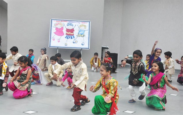 बी. एस. मेमोरियल स्कूल में पंडि़त जवाहरलाल नेहरू की 125 जयन्ती  को विधार्थियों द्वारा  बाल-दिवस के रूप  में  धूमधाम से मनायी गयी