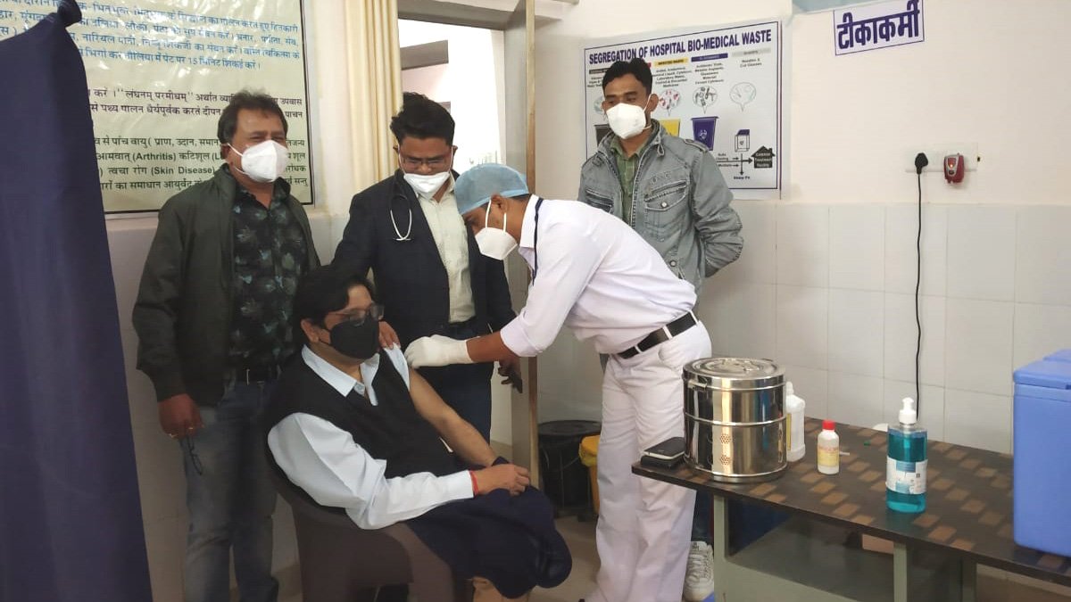 सिरोही जिले में कोविड टिकाकरण का हुआ शुभारम्भ, डाक्टर विक्रांत सक्सेना को लगा पहला कोविड टिका