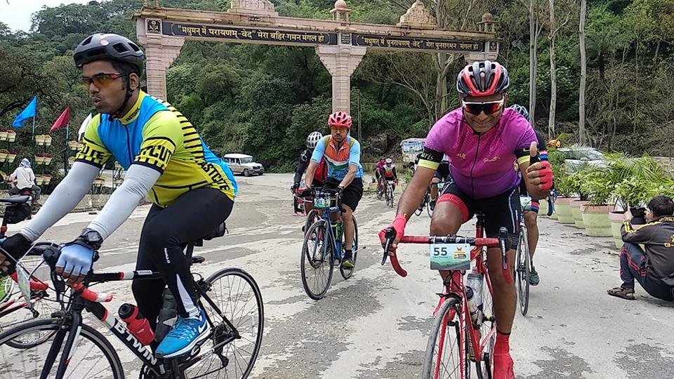 टूर ऑफ़ अरवल्लिस के साइकिल चालकों का जथा गुजरात एवं उदयपुर होते हुए माउंट आबू पहुंचा
