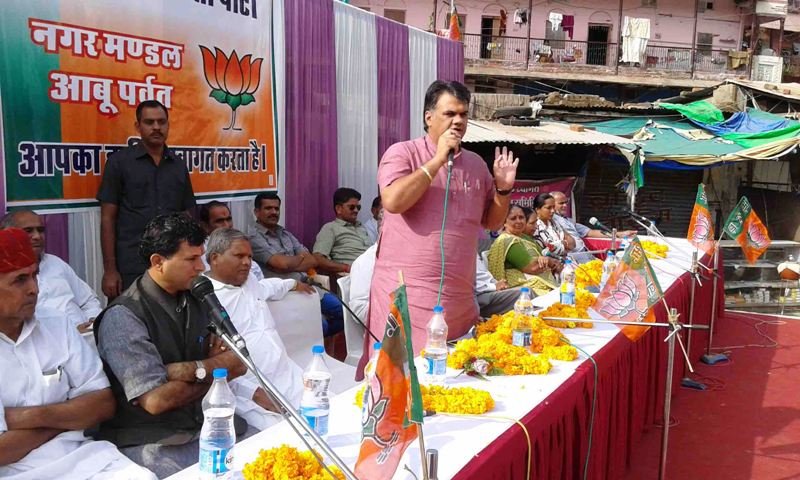 माउन्ट आबू के मास्टर प्लान और निर्माण समस्याओं के समाधान हो जाने पर सांसद देवजी का नागरिक अभिनन्दन