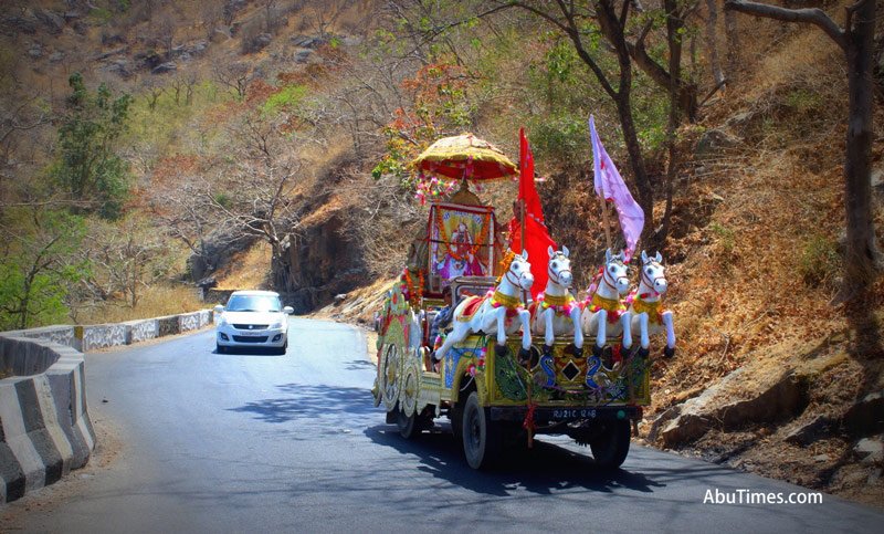 माउंटआबू में नवरात्र महोत्सव की धूम , मां अर्बुदा मंदिर में उमड़ा श्रद्धालुओं का सैलाब