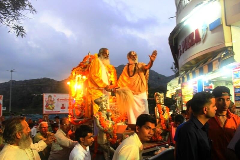 जलवा पूजन के लिये आबू की भक्तिमय गलियों में नन्द गोपाल का डोला