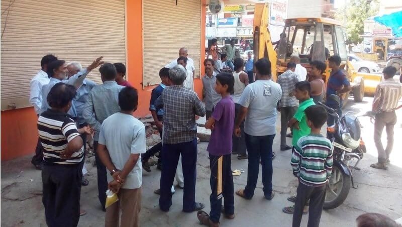 नाले साफाई के नाम पर तोडा चबुतरा