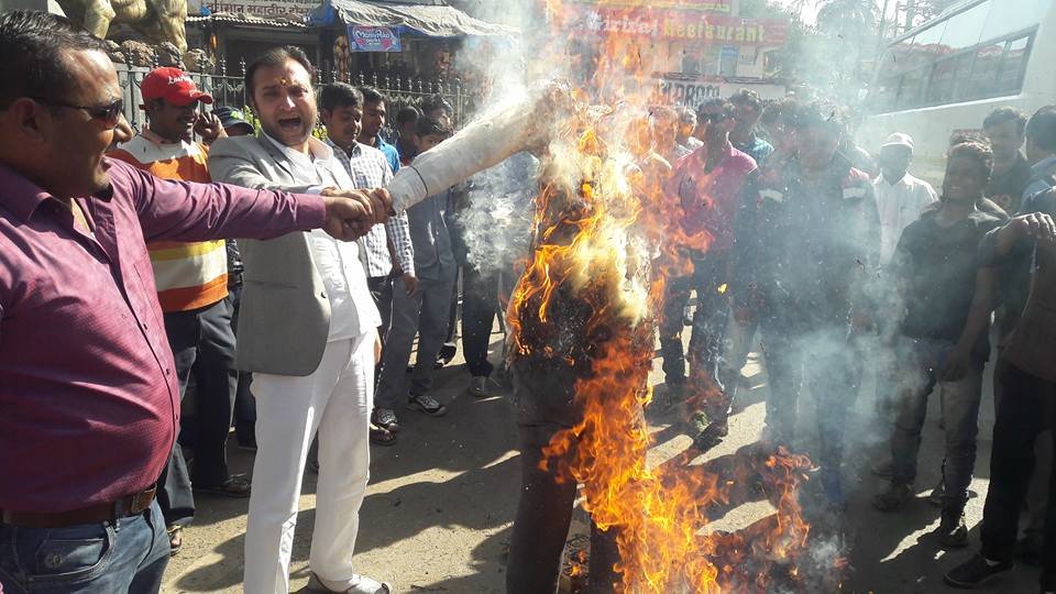 माउंट आबू में जे.एन.यु के विरोध में फुका गया पुतला, एस.डी.एम् को सोंपा ज्ञापन