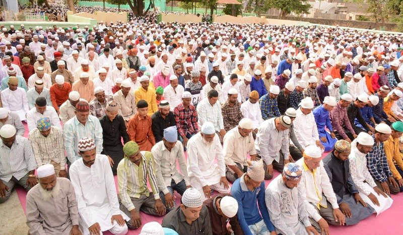 खुदा की बारगाह मे झुके सर, जैन समाज ने करवाया रोजा इफ्तार: ईद मुबारक