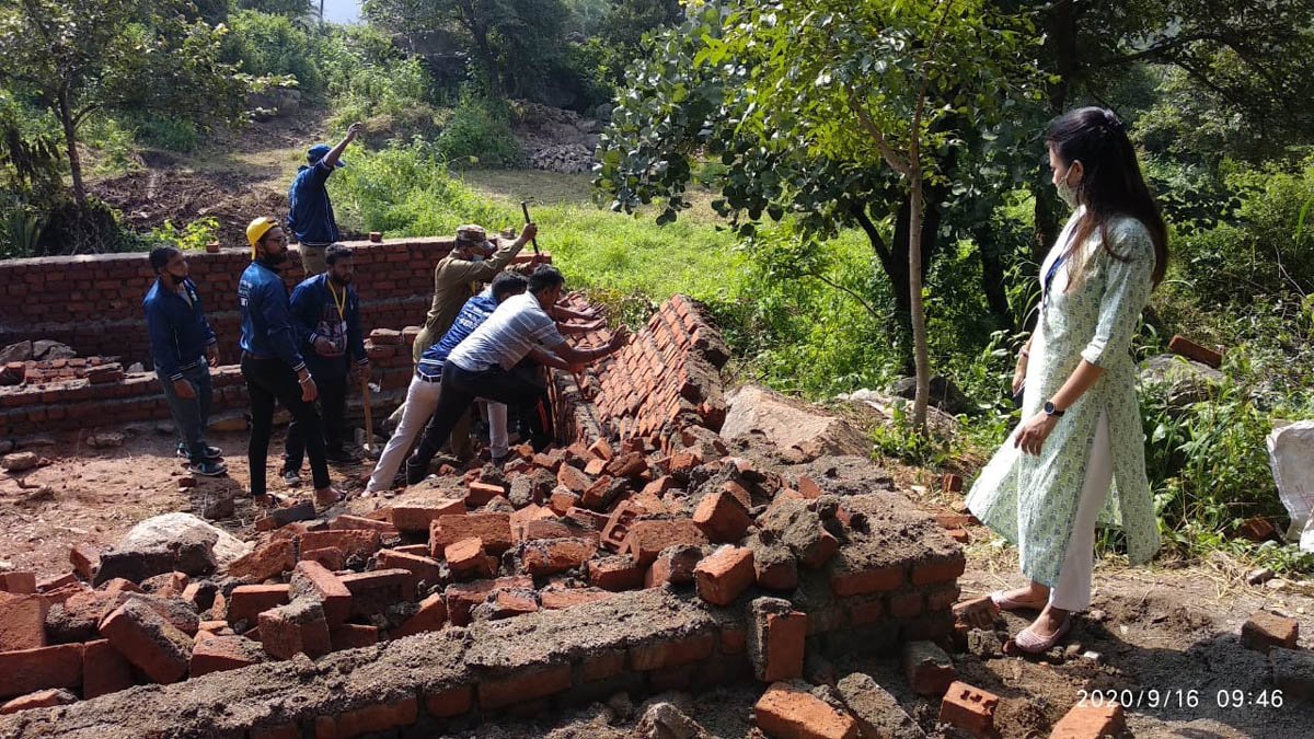 नगर पालिका ने अतिक्रमण किया ध्वस्त, 6 से 7 ट्राली ईंटे भी जब्त