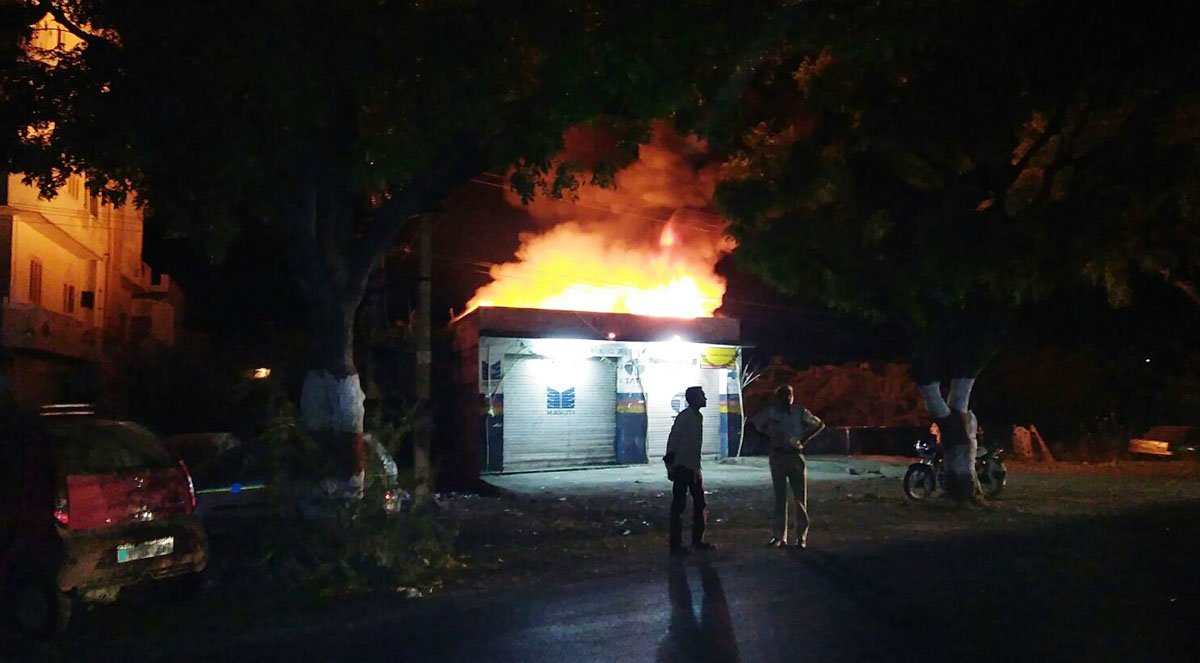 मकान सहित गैराज मे लगी आग : आबूरोड
