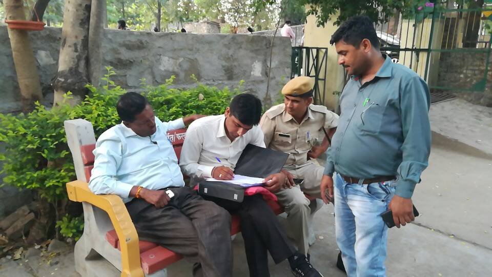 वन विभाग ने की कार्यवाही । जलाउ लकडी से भरा ट्रक किया बरामद।