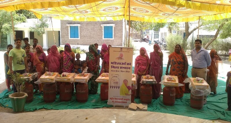 प्रधानमंत्री उज्जवलायोजना के तहत् 'बी.पि.एल' परिवार को गैस कनेक्शन