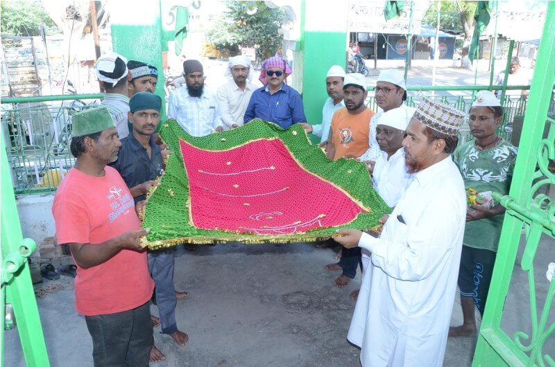 गैबन शाह बाबा के मजार पर चादर पेश कर उर्स का हुआ आगाज, कवाली आयोजन आज