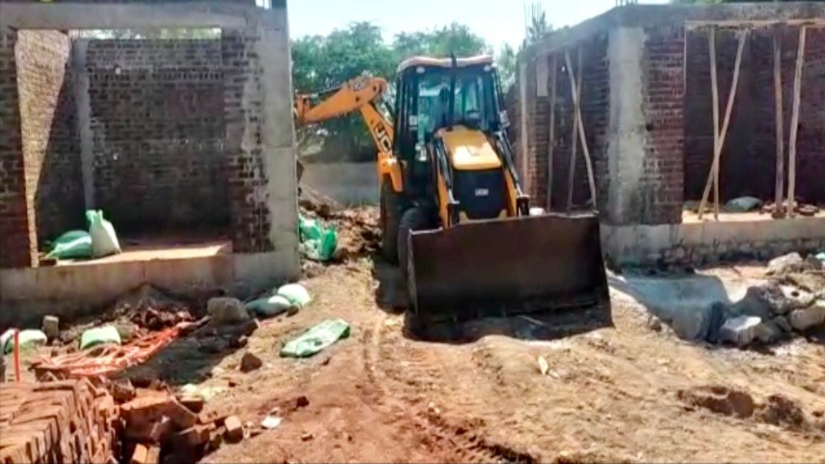 गोचर भूमि से हटाया अतिक्रमण।
