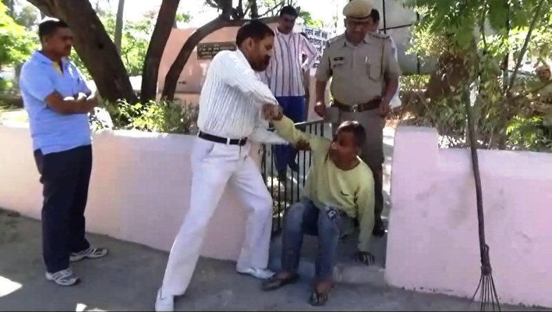 प्रबोशन पर कार्यरत राजकीय अस्पताल के कर्मचारी ने नशे मे मचाया उत्पात: माउंट आबू