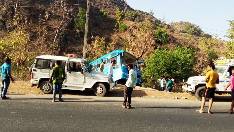 गुजरात ट्रेवल्स की लक्जरी बस पर हमलावरों ने अचानक पत्थरो से किया हमला: अम्बाजी