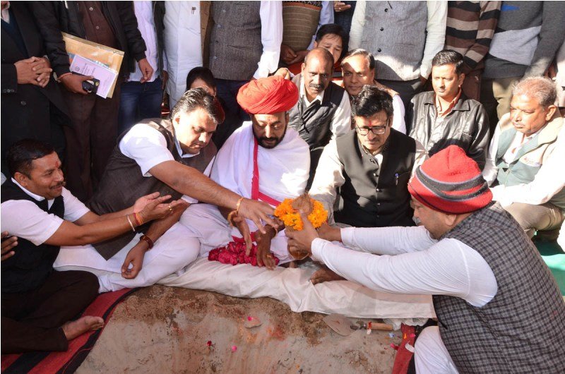 चिकित्सालय भूमि का किया शिलान्यास, विरोधी गुट हुआ गायब
