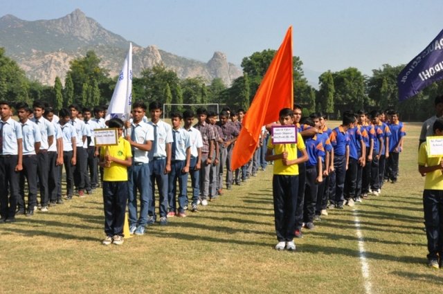 एचजीआई में फुटबाल मैच का शुभारंभ समारोहपूर्वक