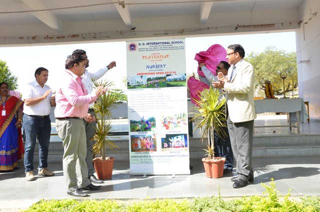 एच.जी.आई.एस. में प्ले ग्रुप एवं वरिश्ठ षिक्षकों व कर्मचारियों का सम्मान
