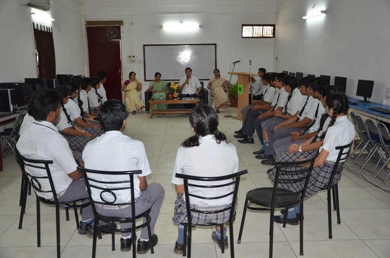 एच.जी.आई. स्कूल में छात्रों की एसडीएम के साथ परिचर्चा