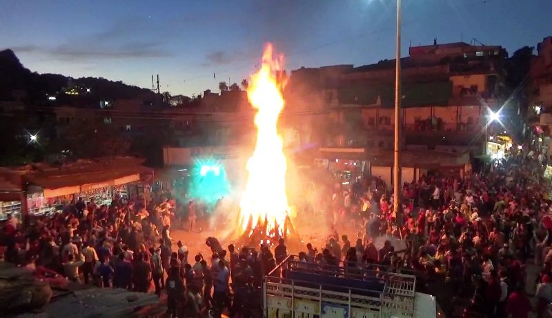 जिले भर में हर्षौल्लास से मनाया गया होलिका दहन का त्यौहार [देखे विडियो]