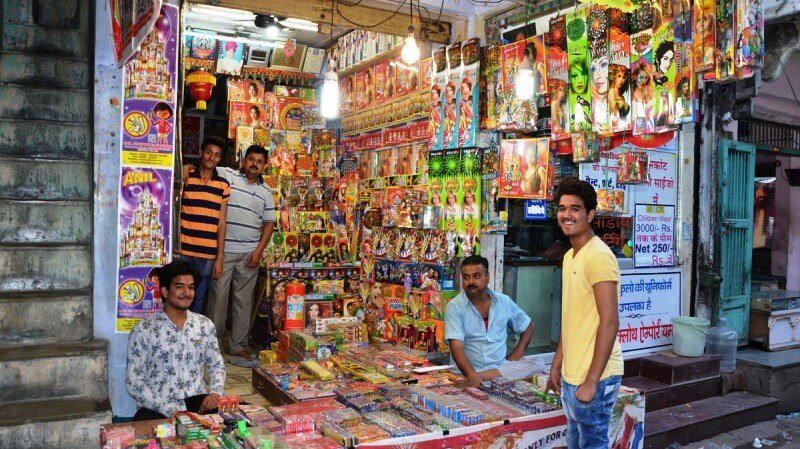 बारुद के ढेर पर खुशियों की दिवाली, जान के भी अनजान प्रशासन