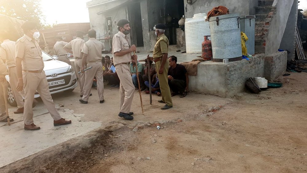5 ट्रक, 8 लग्ज़री कार में ले जा रहे 1 करोड़ की शराब के साथ एक दर्जन तस्कर गिरफ्तार